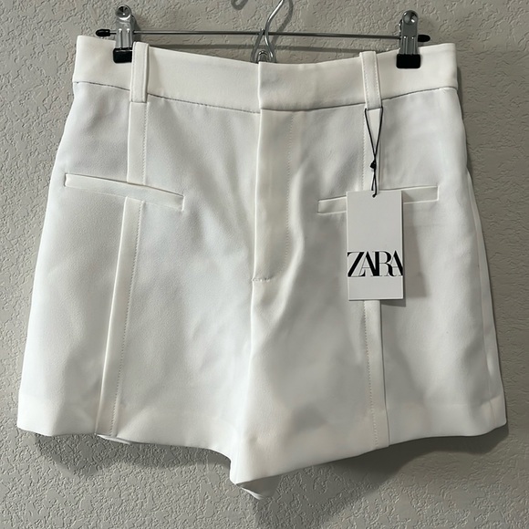 Zara Pants - ZARA (NWT) High Waisted Seamed Flowy Shorts, White, Size M
